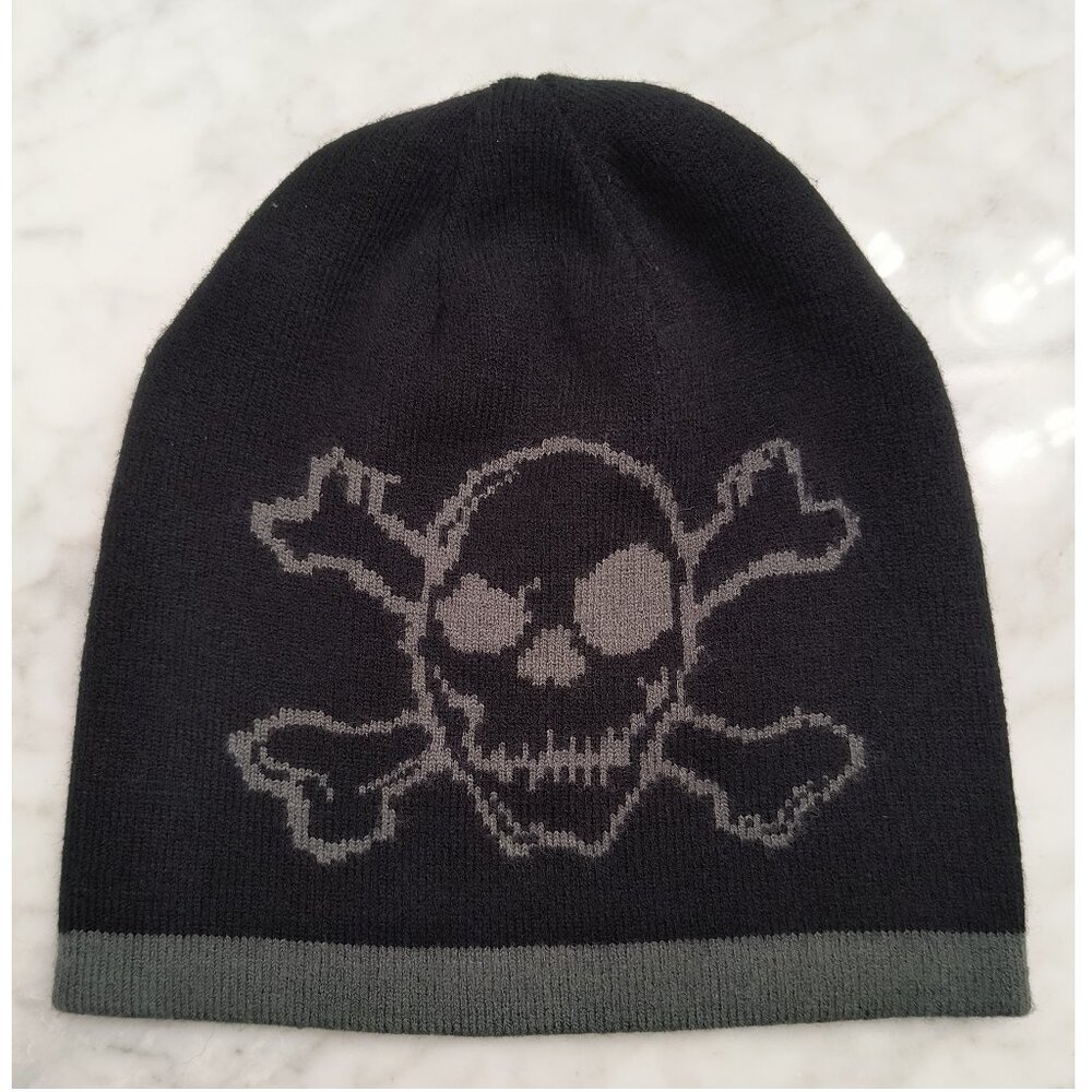 NWOT - Macy's Kids Skull & Crossbones Black/Gray Reversible Beanie